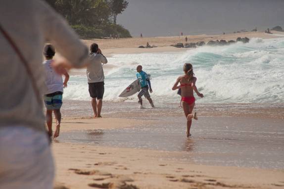 Fãs correm em direção a Slater na praia de Pipeline, na North Shore de Oahu, no Havaí - foto de Laura Schunemann